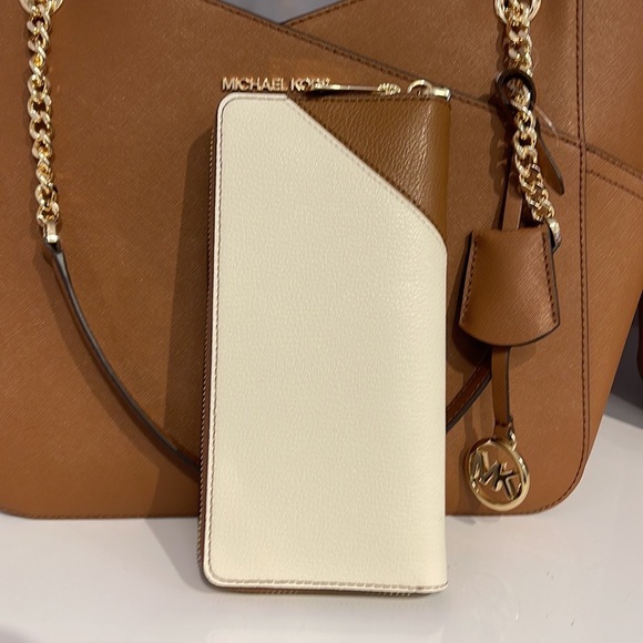 MICHAEL KORS LARGE TRAVEL CONTINENTAL WRISTLET WALLET PHONEHOLDER Luggage Multi - Picture 14 of 16